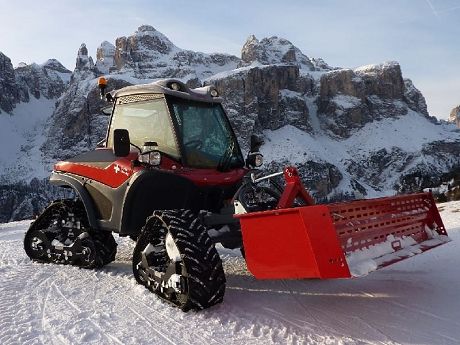 Terratrac con pala da neve Terratrac con pala da neve